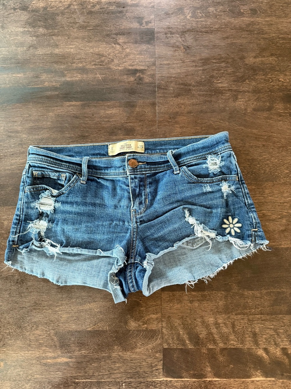Hollister Short-Short Distressed Blue Denim Low Rise 2” Inseam Daisy Embroidery